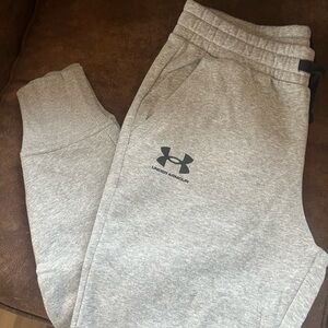 Under Armour Gray Sweatpants with Tapered Legs Brand new with out tags mens smal